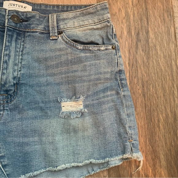 Denim shorts with raw hem - Picture 3 of 5